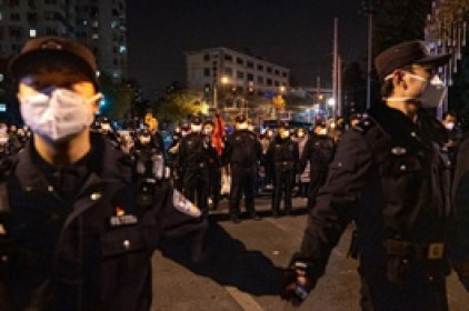 Chứng khoán Trung Quốc trượt dốc trước làn sóng biểu tình từ người dân