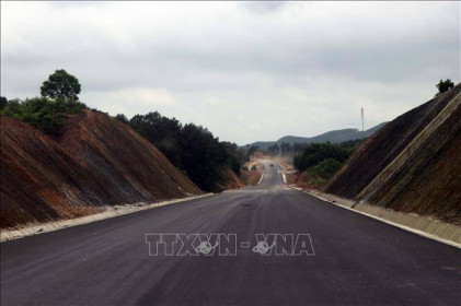 Hoàn thành tuyến chính cao tốc Cam Lộ - La Sơn trong ngày 30/11