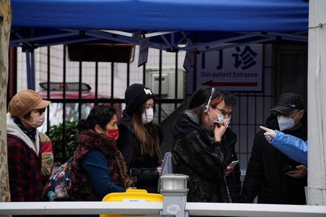 Trung Quốc hậu nới lỏng quy định phòng COVID-19: Người dân xếp hàng chờ khám sốt