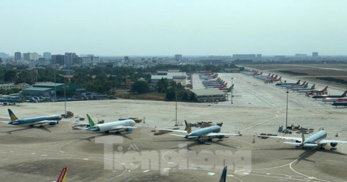 Sân bay Tân Sơn Nhất quá tải ban ngày, tăng chuyến đêm 'cứu' khách dịp Tết