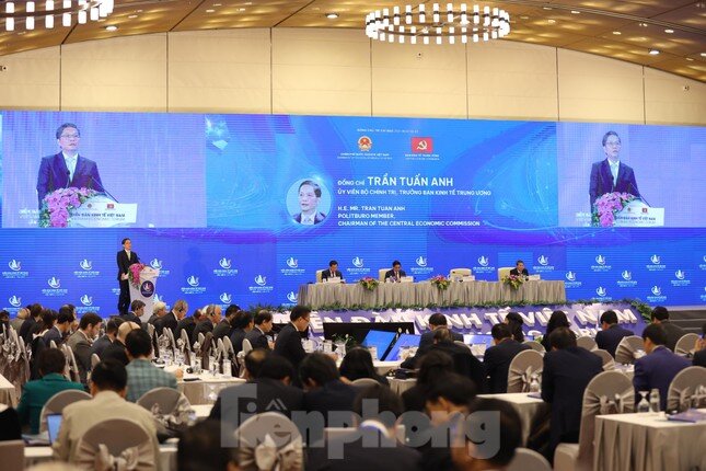 Thủ tướng Phạm Minh Chính đang chủ trì Diễn đàn kinh tế Việt Nam
