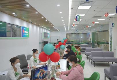 Giữa cơn biến lãi suất, ngân hàng gấp rút tăng vốn