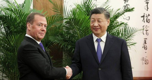 Ông Dmitry Medvedev đến Bắc Kinh, gửi lời nhắn của Tổng thống Nga tới Chủ tịch Trung Quốc