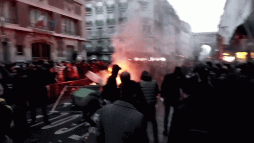 Biểu tình bạo loạn giữa Paris