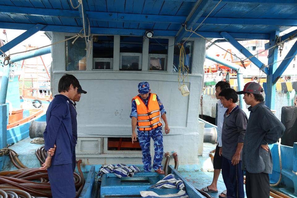 Cảnh sát biển 4 bắt giữ tàu vận chuyển khoảng 45.000 lít dầu