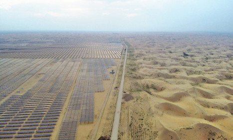 Trung Quốc xây dựng cơ sở năng lượng Mặt Trời và điện gió lớn ở sa mạc