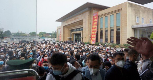 Hàng trăm người xếp hàng chờ xuất cảnh sang Trung Quốc ở cửa khẩu Móng Cái
