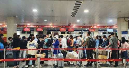 Việt kiều về quê ăn Tết, sân bay Tân Sơn Nhất đón khách đông nhất từ sau COVID-19