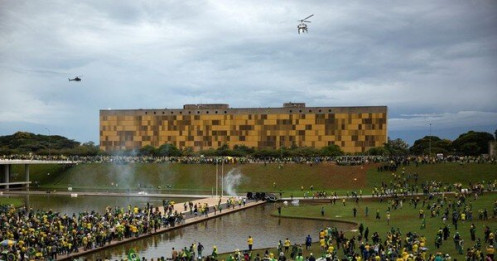 Chính biến Brazil: Cựu Tổng thống Bolsonaro nhập viện, 1.500 người bị bắt giữ