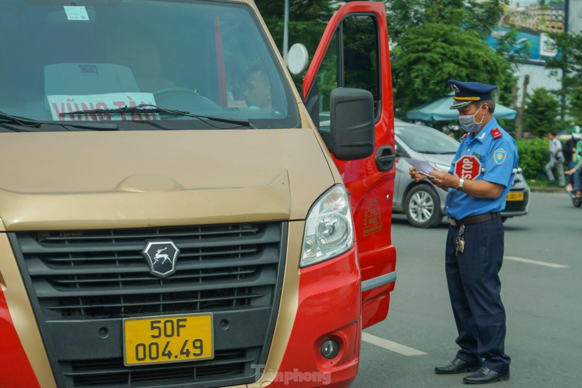 Xử phạt nhiều xe kinh doanh tại 'điểm nóng' ra vào sân bay Tân Sơn Nhất