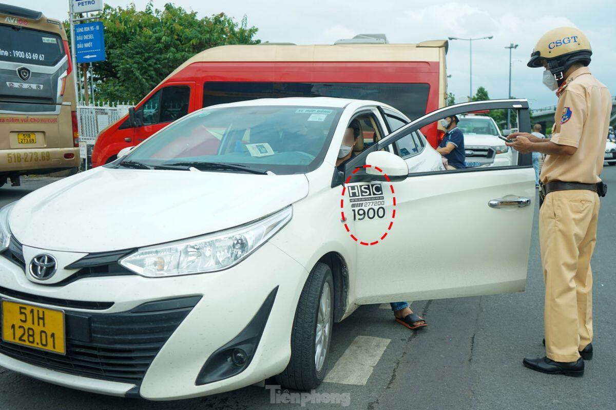 Xử phạt nhiều xe kinh doanh tại 'điểm nóng' ra vào sân bay Tân Sơn Nhất