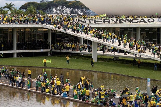 Chính biến Brazil: Cựu Tổng thống Bolsonaro nhập viện, 1.500 người bị bắt giữ