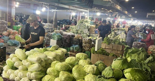 TPHCM: Hàng Tết tấp nập về chợ