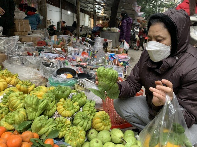 Giá thực phẩm, hàng hóa đắt 'khét’ vẫn 'cháy' hàng sáng 28 Tết