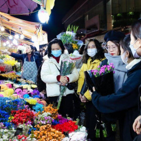 Chợ hoa Quảng Bá tấp nập ngày cận Tết Quý Mão 2023