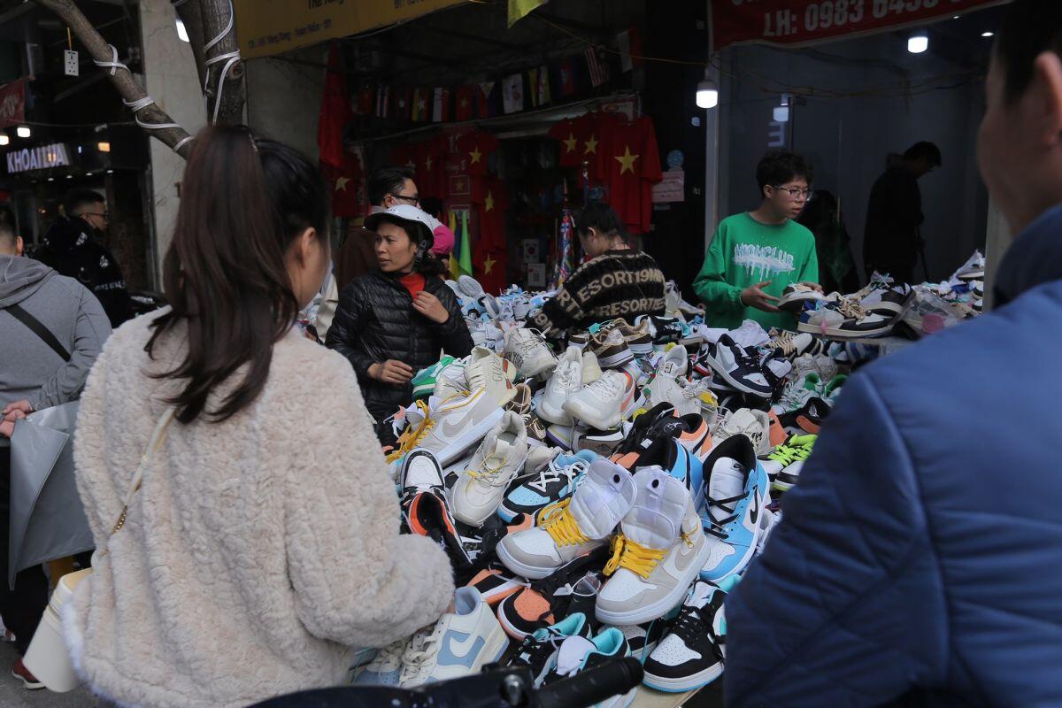 Người dân Thủ đô đổ xô mua quần áo, giày dép thanh lý chiều 30 Tết