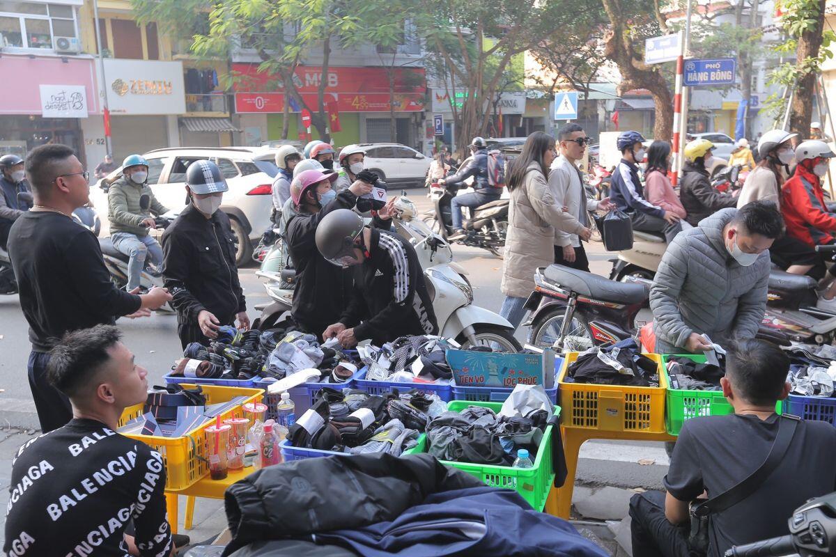 Người dân Thủ đô đổ xô mua quần áo, giày dép thanh lý chiều 30 Tết