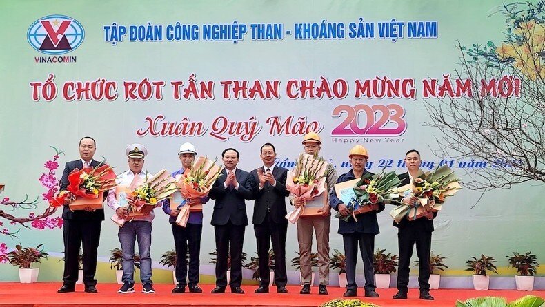 Quảng Ninh: Rót tấn than đầu tiên trong ngày đầu năm mới Quý Mão 2023