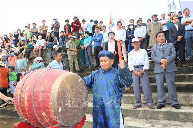 Ngư dân Quảng Ngãi tưng bừng ra quân khai thác hải sản
