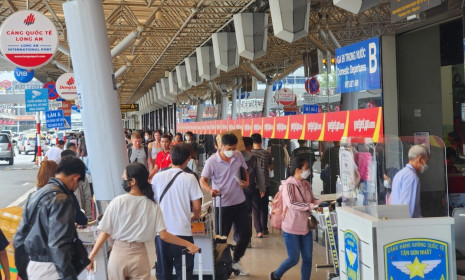 Mùng 4 Tết, sân bay Tân Sơn Nhất đón lượng khách cao kỷ lục