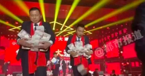 Công ty Trung Quốc gây xôn xao khi chất núi tiền để phát cho nhân viên
