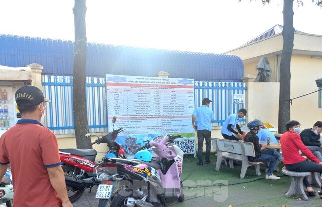 Công nhân xếp hàng xin việc, lương từ 6-12 triệu đồng/tháng