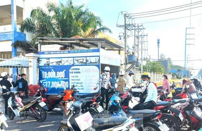 Công nhân xếp hàng xin việc, lương từ 6-12 triệu đồng/tháng
