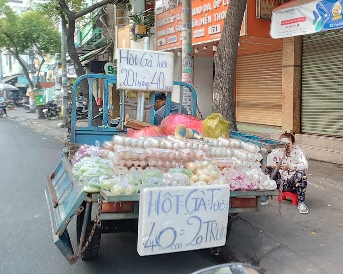 TP HCM: Trứng gà giá rẻ đổ ra đường