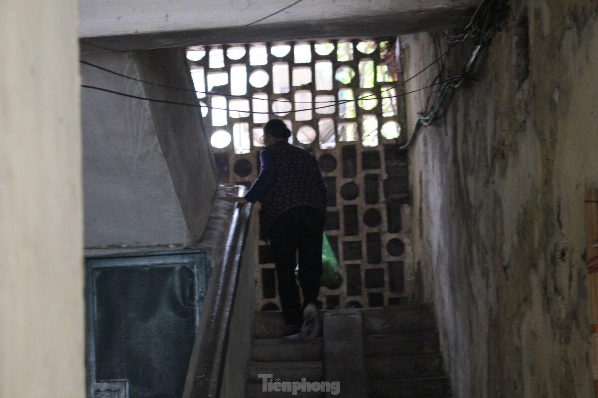 Cuộc sống người dân trong những tòa nhà chung cư 'chống nạng' giữa Hà Nội