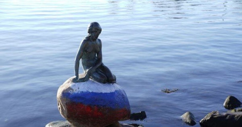Tượng 'Nàng tiên cá' nổi tiếng ở Đan Mạch bị vẽ cờ Nga