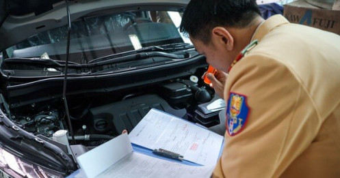 Cận cảnh CSGT kiểm định phương tiện ở trung tâm đăng kiểm Hà Nội