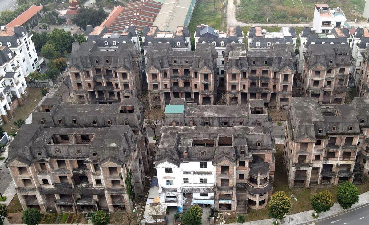 Khu đô thị có hàng trăm biệt thự 'triệu đô' bỏ hoang ở Hà Nội