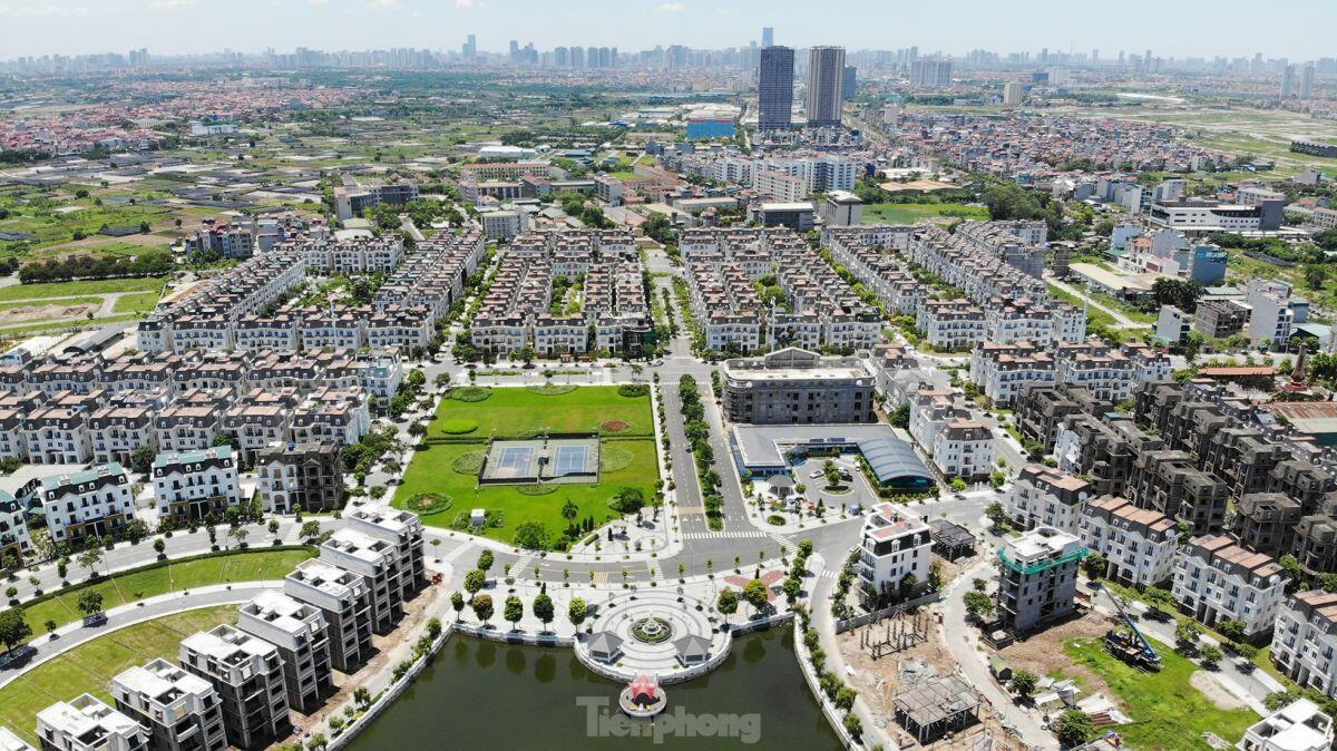 Khu đô thị có hàng trăm biệt thự 'triệu đô' bỏ hoang ở Hà Nội