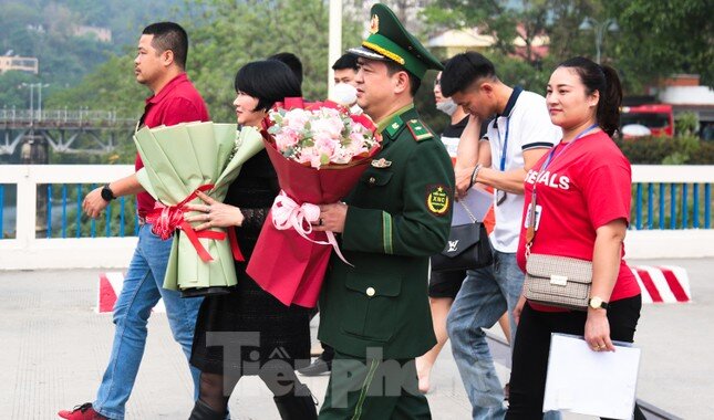 Gần 80 khách Trung Quốc đi tour du lịch 6 ngày nhập cảnh Lào Cai