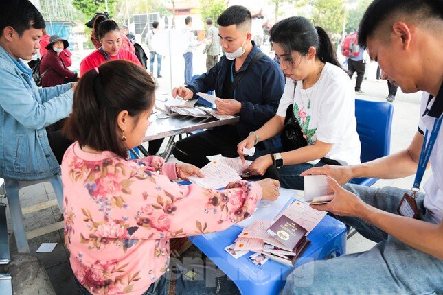 Gần 80 khách Trung Quốc đi tour du lịch 6 ngày nhập cảnh Lào Cai