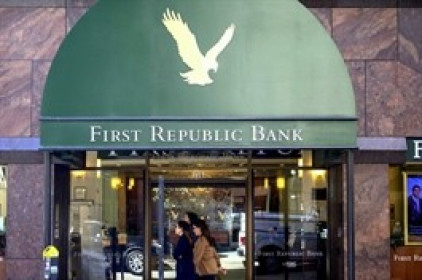 Được bơm 30 tỷ USD, First Republic vẫn bị hạ xếp hạng xuống “rác”