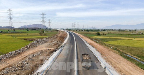 Cao tốc Vĩnh Hảo - Phan Thiết sắp xong vẫn 'mòn mỏi' chờ đất đắp nền