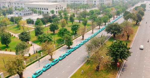 Đoàn taxi điện của tỉ phú Phạm Nhật Vượng rời Hải Phòng về Hà Nội
