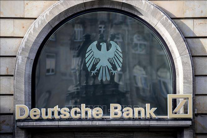 Thủ tướng Đức trấn an khi giá cổ phiếu Deutsche Bank trượt dốc