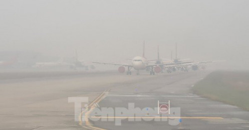 Sương mù khiến nhiều chuyến bay không thể hạ, cất cánh từ Nội Bài