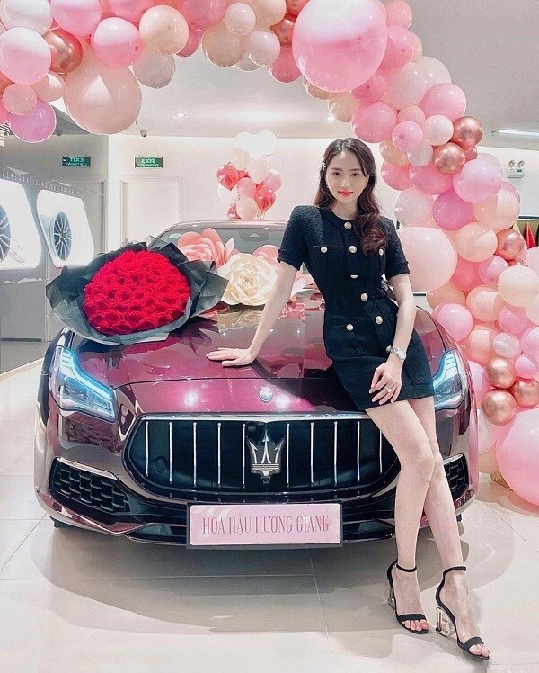 Thành lập công ty giải trí, Hoa hậu chuyển giới Hương Giang còn có siêu xe, biệt thự thế chấp ngân hàng