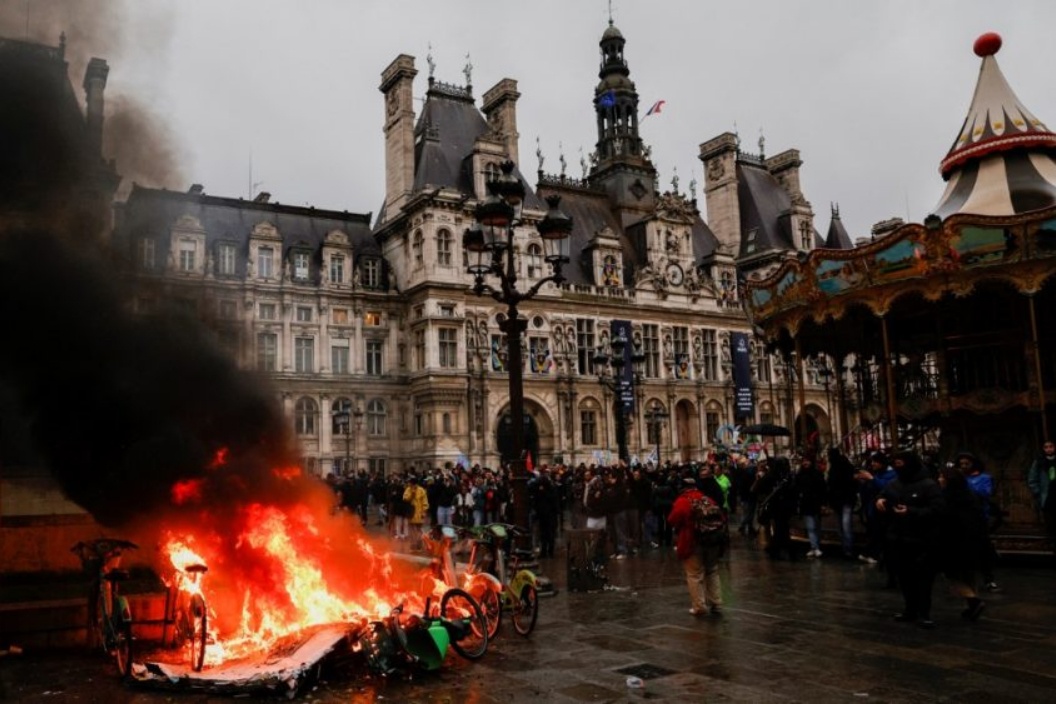 Tổng thống Pháp ký ban hành luật cải cách hưu trí, biểu tình bùng lên