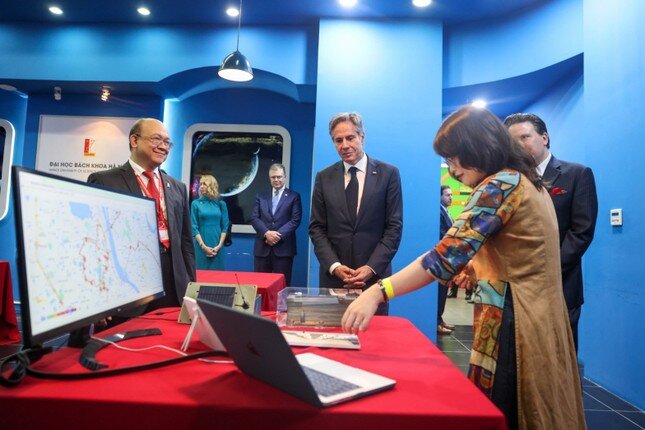 Bộ trưởng Ngoại giao Mỹ xem robot, đèn tảo do Việt Nam chế tạo