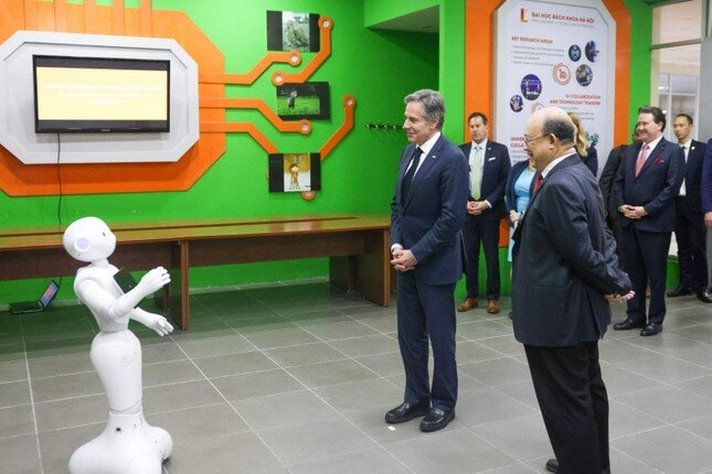 Bộ trưởng Ngoại giao Mỹ xem robot, đèn tảo do Việt Nam chế tạo