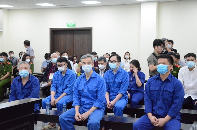 Cựu Giám đốc Bệnh viện Tim Hà Nội nói 'chỉ định thầu là sai, nhưng không còn cách nào khác'