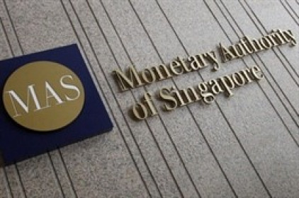 Singapore tạm dừng thắt chặt chính sách tiền tệ để đối phó với những rủi ro kinh tế