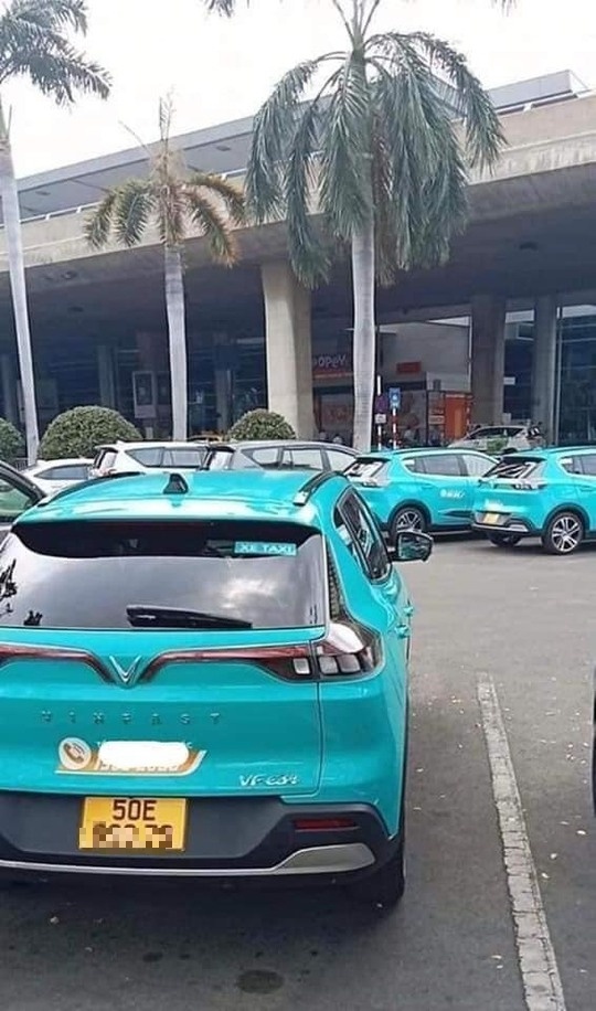 Taxi điện của tỉ phú Phạm Nhật Vượng bất ngờ xuất hiện tại TP HCM