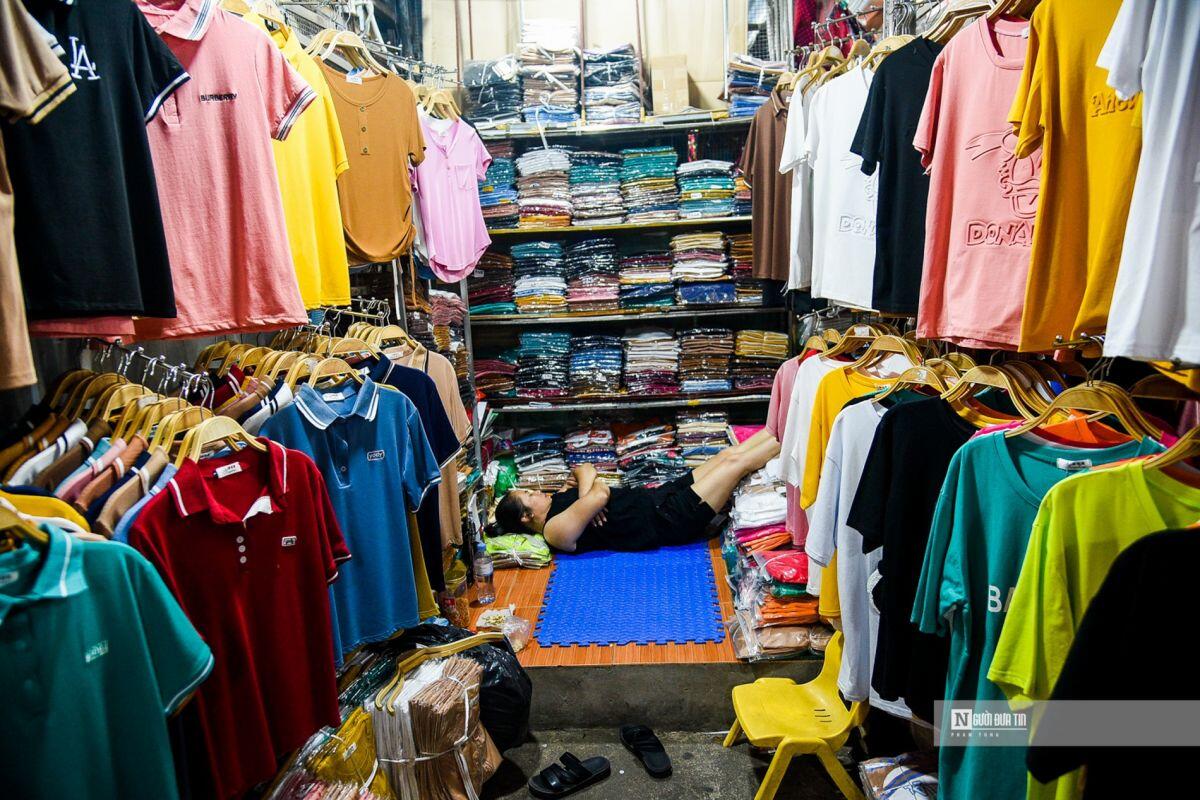 Chợ thời trang lớn nhất Hà Nội vắng vẻ, đìu hiu
