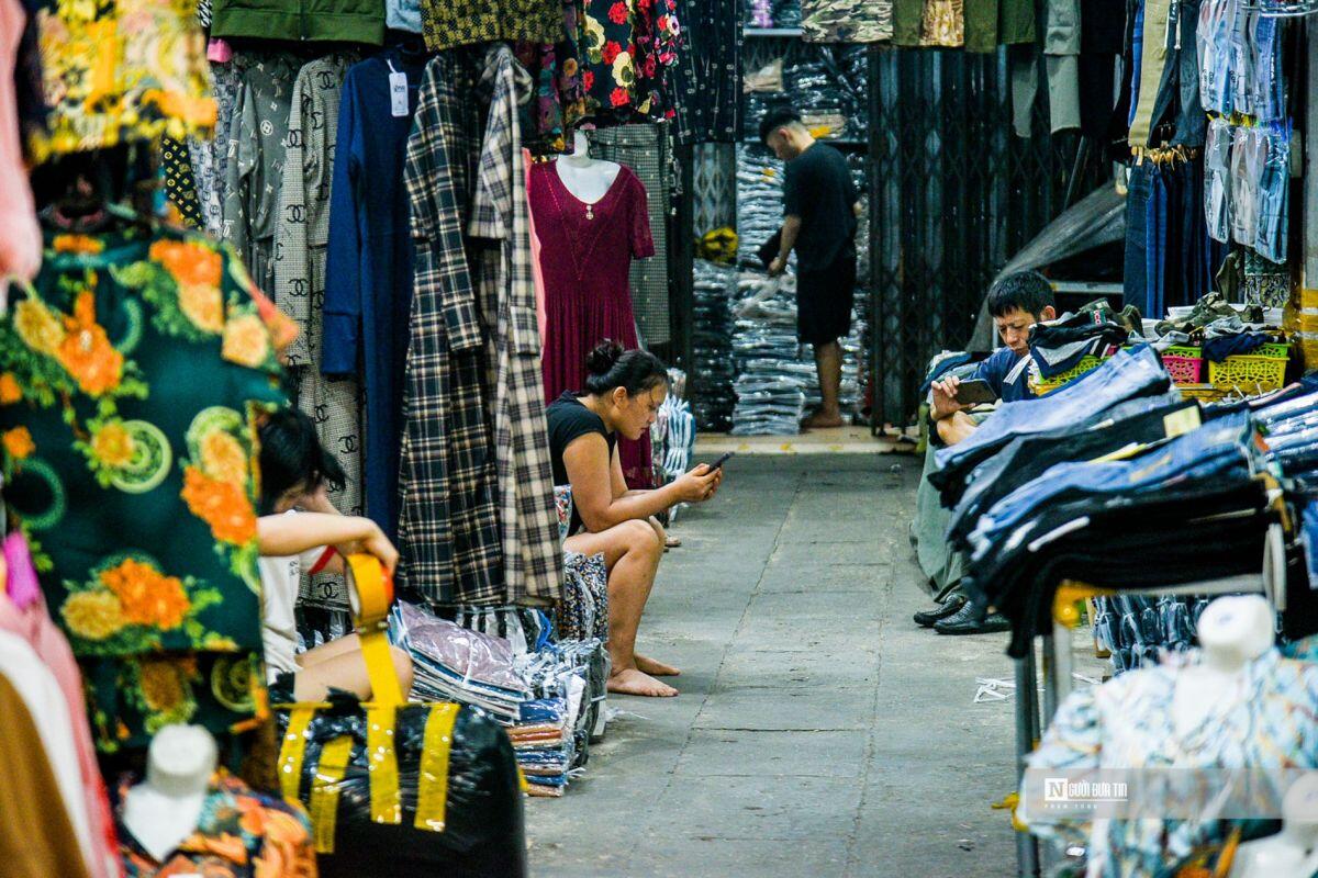 Chợ thời trang lớn nhất Hà Nội vắng vẻ, đìu hiu