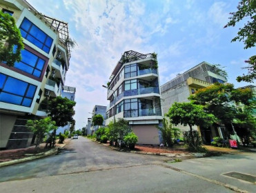 Bất động sản “kéo” xây dựng cùng khó